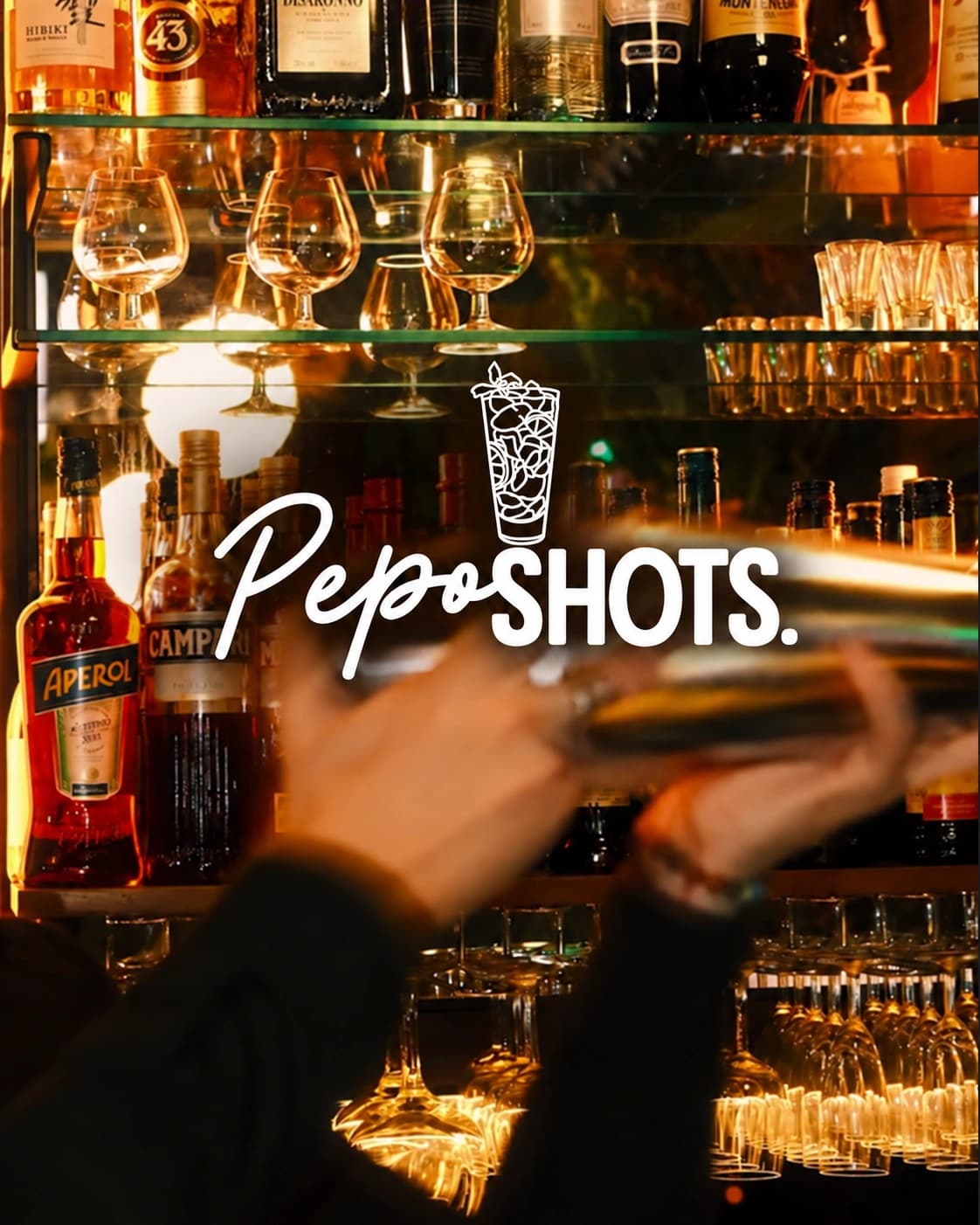 Barra iluminada de PepoShots con botellas, cristalería y servicio de cócteles